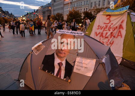 Prague, République tchèque. 17 août, 2014. Des militants du groupe tchèque Kaputin groupe appelé le premier ministre Bohuslav Sobotka pour plus d'aider l'Ukraine dans sa lutte contre la Russie lors de la manifestation de Prague, en République tchèque, le 17 août 2014. Photo : CTK/Alamy Live News Banque D'Images