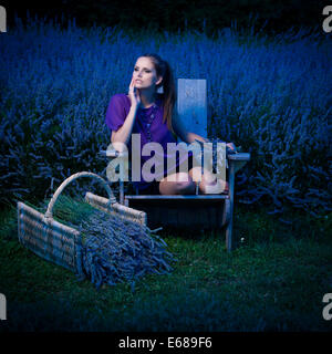 Belle jeune femme sur le champ de lavande - lavanda girl au début de l'été Banque D'Images