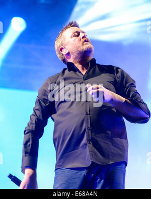 Joue du coude V Festival Hylands Park le 16/08/2014, à Chelmsford. Les personnes sur la photo : Guy Garvey, Guy Edward John Garvey. Photo par Julie Edwards Banque D'Images