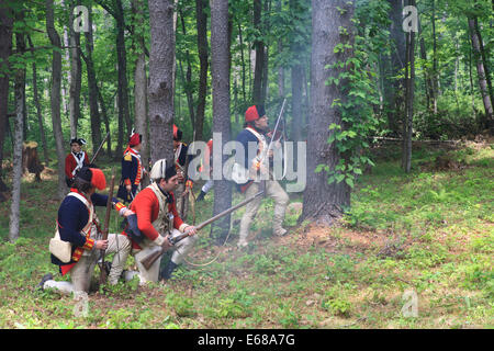 Reenactors représentant des soldats de l'armée britannique de la guerre de la Révolution américaine. Banque D'Images