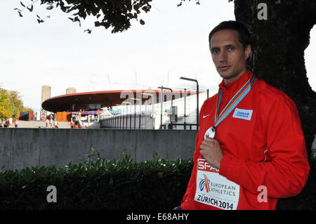 Zurich, Suisse. 17 août, 2014. La République tchèque Vitezslav Vesely tient sa médaille d'argent au lancer du javelot hommes après l'Athlétisme à Zurich, Suisse, le 17 août 2014. Credit : Tibor Alfoldi/CTK Photo/Alamy Live News Banque D'Images