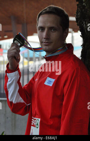 Zurich, Suisse. 17 août, 2014. La République tchèque Vitezslav Vesely tient sa médaille d'argent au lancer du javelot hommes après l'Athlétisme à Zurich, Suisse, le 17 août 2014. Credit : Tibor Alfoldi/CTK Photo/Alamy Live News Banque D'Images