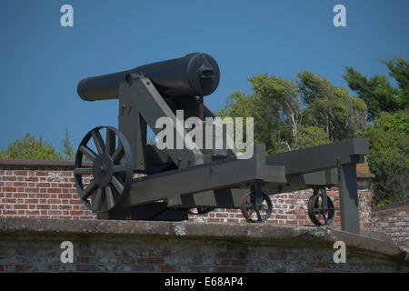 Marine 1841 modèle 32-Pounder cannon (réplique) Fort Macon State Park. Plage de l'Atlantique, Caroline du Nord. Banque D'Images