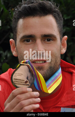 Zurich, Suisse. 16e Août, 2014. La République tchèque Jan Kudlicka perchiste tient sa médaille de bronze après les Championnats d'Europe d'athlétisme à Zurich, Suisse, le 16 août 2014. Credit : Tibor Alfoldi/CTK Photo/Alamy Live News Banque D'Images