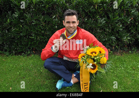 Zurich, Suisse. 16e Août, 2014. La République tchèque Jan Kudlicka perchiste tient sa médaille de bronze après les Championnats d'Europe d'athlétisme à Zurich, Suisse, le 16 août 2014. Credit : Tibor Alfoldi/CTK Photo/Alamy Live News Banque D'Images