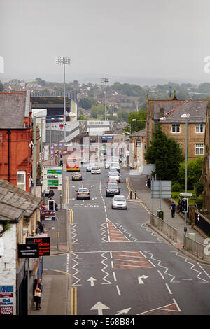 Vue sur le stade de Turf Moor , home à Burnley FC de la Leeds Liverpool canal. Banque D'Images