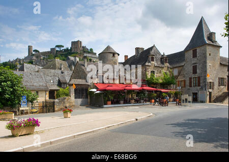 Vieux édifices pittoresques dans le romantique village de Turenne dans le district Dordogne en France Banque D'Images