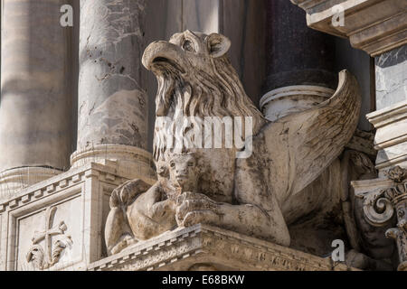 Sculpture d'un accroupi griffin sur la façade de la basilique Saint-Marc à Venise. Banque D'Images