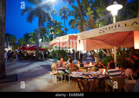 Lincoln Road Mall dans la soirée les touristes de manger au restaurant italien Sibrilla Banque D'Images