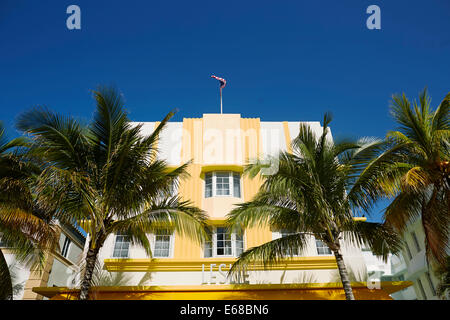 Ocean Drive South Beach Miami en Floride USA, Leslie un restaurant art déco jaune et battant pavillon de l'hôtel Banque D'Images