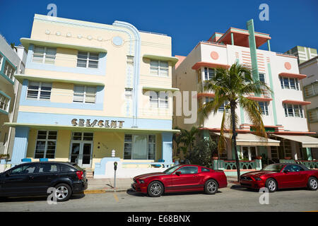 Ocean Drive South Beach Miami en Floride USA, le Crescent Hôtel avec parking complet qui tapissent le chemin trottoir à l'extérieur Banque D'Images