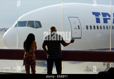 L'Aéroport International de Miami MIA le Comté de Miami-Dade, en Floride, USA en regardant les passagers imagée Transaero Airlines Beoing 777 Banque D'Images