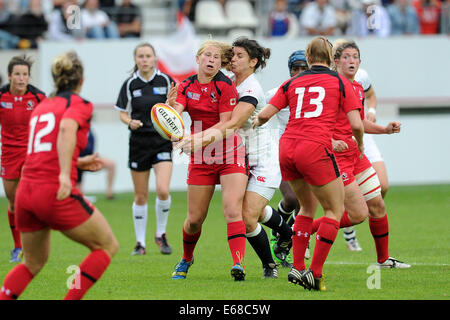 Paris, France. 17 août, 2014. Womens World Cup Rugby finale. L'Angleterre et le Canada. Emily Belchos (Canada) abordés par Sarah Hunter (fra) : Action de Crédit Plus Sport/Alamy Live News Banque D'Images