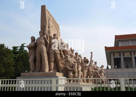 Statue idéalisée des travailleurs socialistes devant le mausolée de Mao sur la Place Tiananmen, Pékin, Chine Banque D'Images