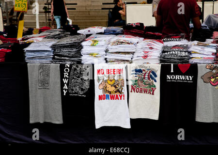 T-shirts souvenirs en vente sur un étal du marché de Bergen Norvège Banque D'Images
