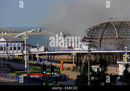 La jetée d''Eastbourne en feu, l'incendie a commencé dans l'arcade à l'avant et est considéré comme suspect. Banque D'Images