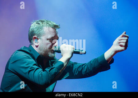 Joue du coude V Festival Hylands Park le 16/08/2014, à Chelmsford. Les personnes sur la photo : Guy Garvey, Guy Edward John Garvey. Photo Banque D'Images