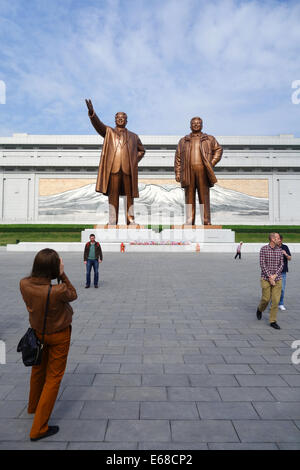 Les deux statues de la Chers dirigeants de grand monument de la colline Mansu, Pyongyang, Corée du Nord Banque D'Images