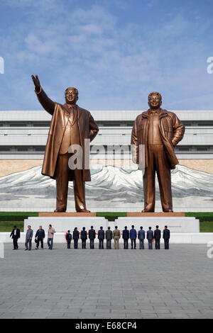 Les deux statues de la Chers dirigeants de grand monument de la colline Mansu, Pyongyang, Corée du Nord Banque D'Images