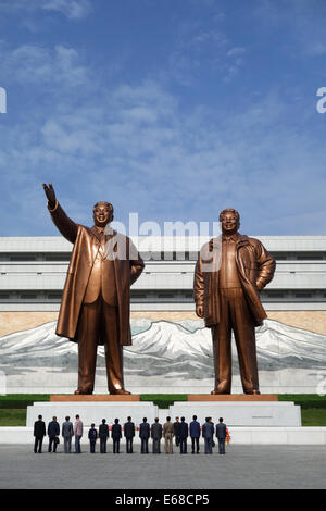 Les deux statues de la Chers dirigeants de grand monument de la colline Mansu, Pyongyang, Corée du Nord Banque D'Images