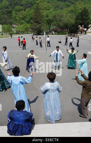 La Corée du Nord, mesdames danser dans le parc de loisirs de la Corée du Nord en Corée du Nord Banque D'Images