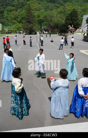 La Corée du Nord, mesdames danser dans le parc de loisirs de la Corée du Nord en Corée du Nord Banque D'Images