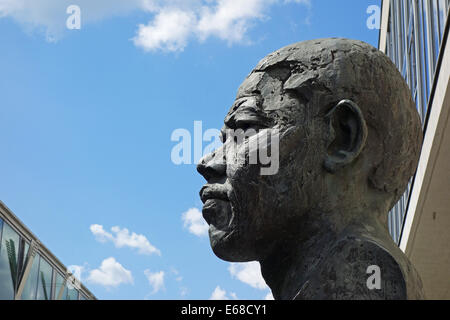 Statue de Nelson Mandela, South Bank, Londres, Angleterre, Royaume-Uni Banque D'Images