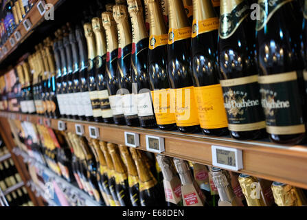 Bouteilles de champagne dans un supermarché français Banque D'Images