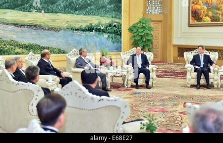 Beijing, Chine. 18 août, 2014. Yu Zhengsheng (2e R), membre du Comité permanent du Parti communiste chinois (PCC) et président du Comité central du Comité National de la Conférence consultative politique du peuple chinois, rencontre avec une délégation de la Fédération des Industries de Taiwan, à Beijing, capitale de Chine, le 18 août 2014. Crédit : Li Tao/Xinhua/Alamy Live News Banque D'Images