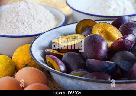 Close up de divers ingrédients pour un gâteau aux prunes Banque D'Images