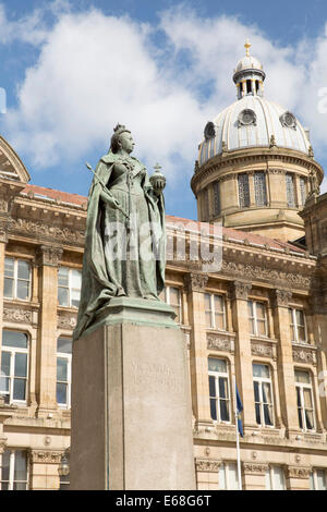 La façade de la Maison du Conseil de Birmingham, que l'on voit derrière la statue de la reine Victoria Banque D'Images