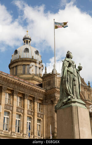 La façade de la Maison du Conseil de Birmingham, que l'on voit derrière la statue de la reine Victoria Banque D'Images