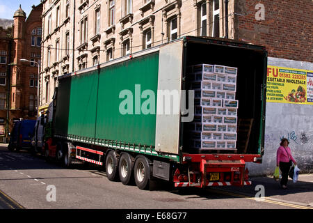 La livraison de camions de produits alimentaires exotiques au Mr Fu grossistes à Oriental 57 Rue Gellatly à Dundee, Royaume-Uni Banque D'Images