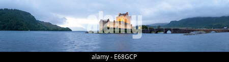 Vue panoramique du château Eilean Donan et Loch Duich au crépuscule, Ecosse, Royaume-Uni Banque D'Images