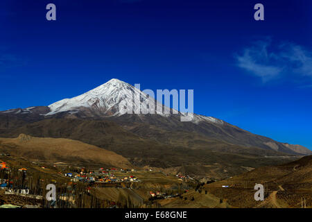 Le Mont Damavand IRAN potentiellement un volcan actif et le plus haut sommet en Iran, 5 610 m Banque D'Images