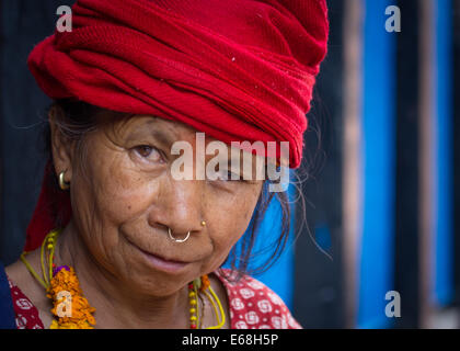 Portrait d'une femme mendiant, portant un foulard rouge et un anneau dans le nez, à un marché hindou spirituel à Katmandou, au Népal. Banque D'Images