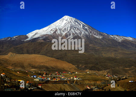 Le Mont Damavand IRAN potentiellement un volcan actif et le plus haut sommet en Iran, 5 610 m Banque D'Images