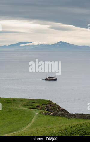 Un petit bateau à vapeur sur la petite Minch canal d'eau entre l'Ilse de Skye et Benbecula dans les Hébrides en Écosse Banque D'Images