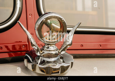 La jauge de température du moteur à l'avant d'un vieux camion Banque D'Images