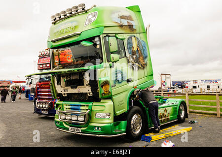 Mécanicien travaillant sur le moteur d'un DAF 105/460 cabine du tracteur. Banque D'Images