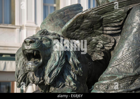 Gros plan de l'free Lion de Saint Marc sur la base de la statue de Victor Emanuel II dans le quartier Castello de Venise. Banque D'Images