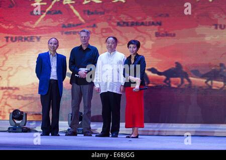 Xi'an, Chine. 17 août, 2014. Prix Nobel de littérature français Jean-Marie Gustave Le Clezio Prix Nobel de littérature et le Chinois Mo Yan assiste à un dialogue avec le thème de ''Chang'an et de la route de la soie'' le 17 août à Xi'an. Crédit : SIPA Asie/ZUMA/Alamy Fil Live News Banque D'Images