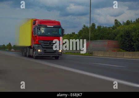 Rouge, Jaune Camion avec arrière-plan flou Banque D'Images