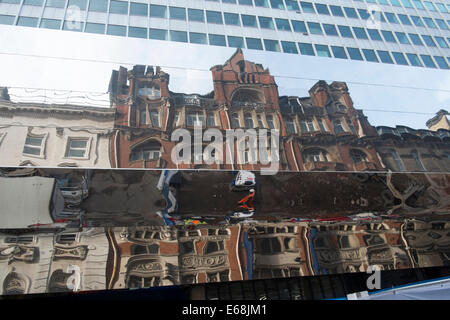 Réflexions au cours de travaux à la gare de Birmingham New Street Banque D'Images