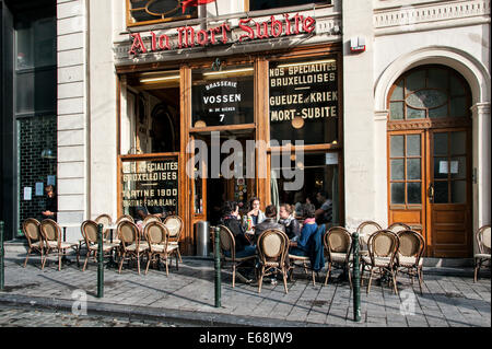 Pub bière belge traditionnelle 'A la morte subite', la mort subite à Bruxelles, Belgique. Banque D'Images