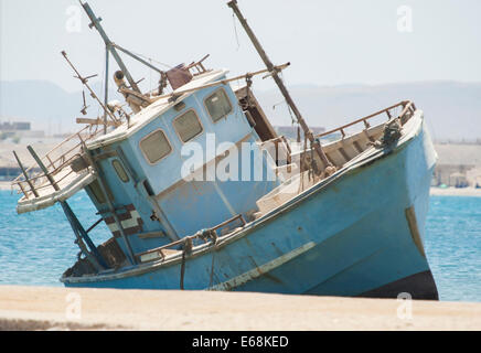 Les apparaux de pêche abandonnés vieille épave de bateau dans le port Banque D'Images