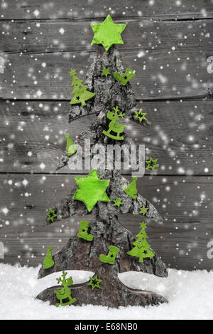 L'arbre de Noël fait main verte avec décoration de style shabby en feutre. Banque D'Images