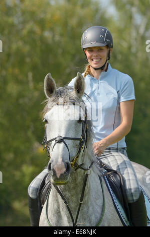 Cavalier au dos d'un 'Selle Français' Horse (cheval warmblood Français) équitation en été Banque D'Images