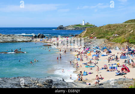 Les familles bénéficiant du beau temps au Godrevy plage près de Hayle en Cornouailles, Royaume-Uni Banque D'Images