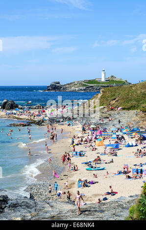 Les familles bénéficiant du beau temps au Godrevy plage près de Hayle en Cornouailles, Royaume-Uni Banque D'Images